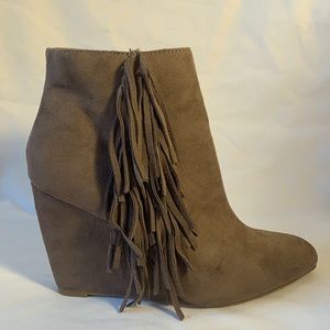 Women’s Madden Girl “Pave” suede booties/Size 9/Color-taupe